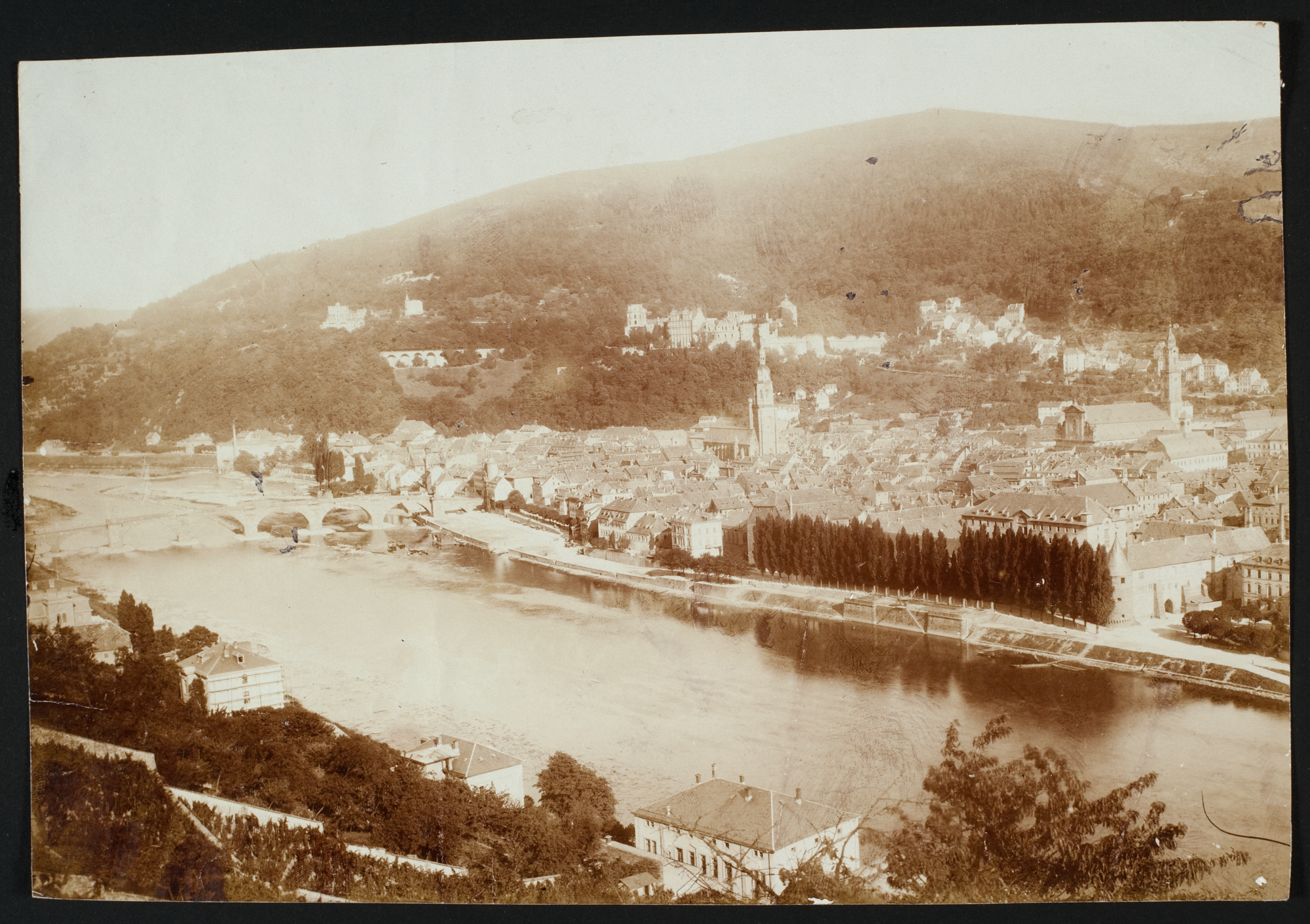 Blick auf die Heidelberger Altstadt (Quelle: Bildindex der Kunst und Architektur)